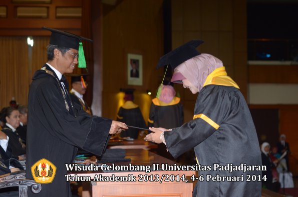 wisuda-unpad-gel-ii-ta-2013_2014-fakultas-kedokteran-oleh-dekan-147