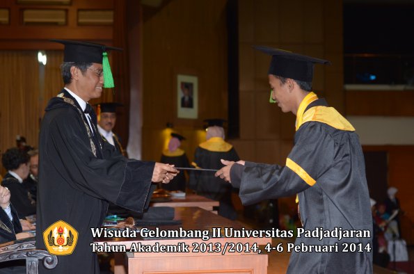 wisuda-unpad-gel-ii-ta-2013_2014-fakultas-kedokteran-oleh-dekan-148