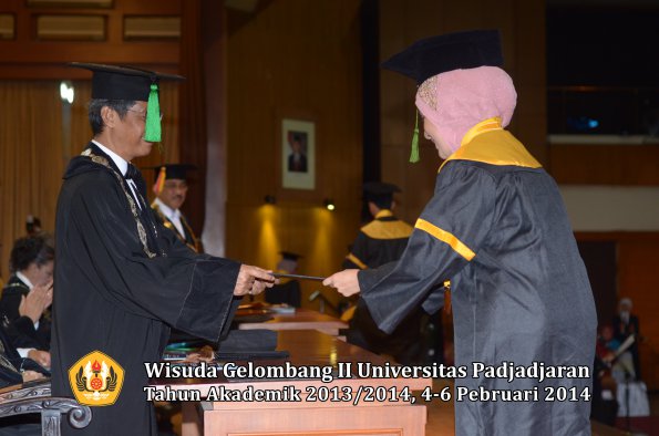 wisuda-unpad-gel-ii-ta-2013_2014-fakultas-kedokteran-oleh-dekan-149