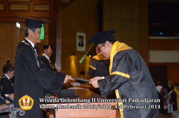 wisuda-unpad-gel-ii-ta-2013_2014-fakultas-kedokteran-oleh-dekan-150