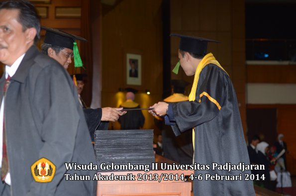 wisuda-unpad-gel-ii-ta-2013_2014-fakultas-kedokteran-oleh-dekan-151