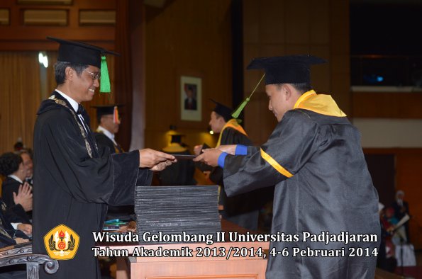 wisuda-unpad-gel-ii-ta-2013_2014-fakultas-kedokteran-oleh-dekan-152