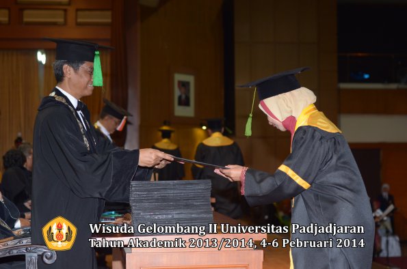 wisuda-unpad-gel-ii-ta-2013_2014-fakultas-kedokteran-oleh-dekan-153