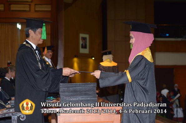 wisuda-unpad-gel-ii-ta-2013_2014-fakultas-kedokteran-oleh-dekan-154