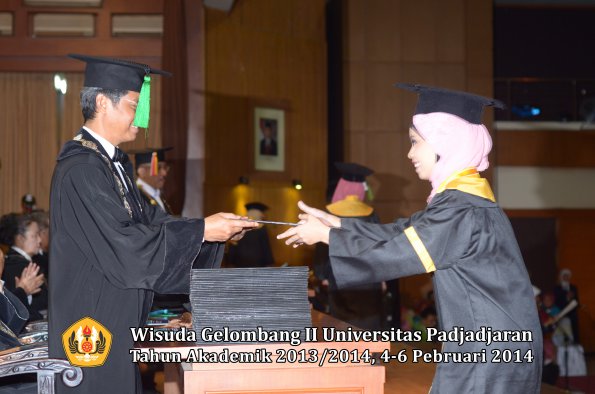 wisuda-unpad-gel-ii-ta-2013_2014-fakultas-kedokteran-oleh-dekan-155