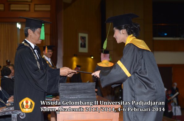 wisuda-unpad-gel-ii-ta-2013_2014-fakultas-kedokteran-oleh-dekan-156