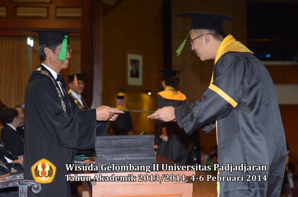 wisuda-unpad-gel-ii-ta-2013_2014-fakultas-kedokteran-oleh-dekan-157