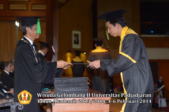 wisuda-unpad-gel-ii-ta-2013_2014-fakultas-kedokteran-oleh-dekan-158