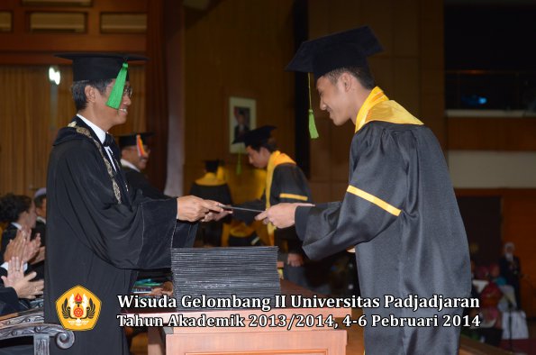 wisuda-unpad-gel-ii-ta-2013_2014-fakultas-kedokteran-oleh-dekan-159