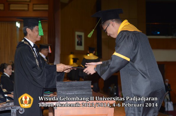 wisuda-unpad-gel-ii-ta-2013_2014-fakultas-kedokteran-oleh-dekan-160