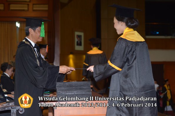 wisuda-unpad-gel-ii-ta-2013_2014-fakultas-kedokteran-oleh-dekan-161