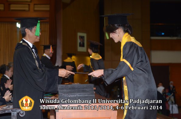 wisuda-unpad-gel-ii-ta-2013_2014-fakultas-kedokteran-oleh-dekan-162