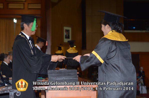 wisuda-unpad-gel-ii-ta-2013_2014-fakultas-kedokteran-oleh-dekan-163