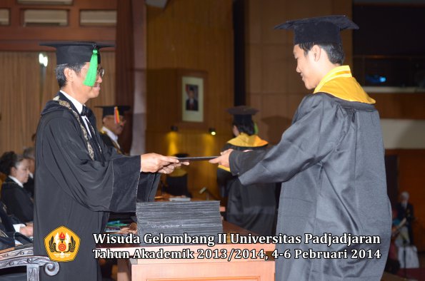 wisuda-unpad-gel-ii-ta-2013_2014-fakultas-kedokteran-oleh-dekan-164