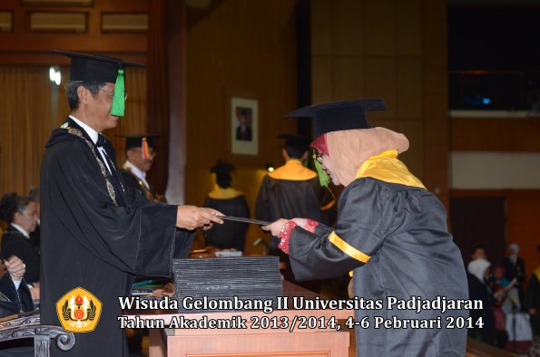 wisuda-unpad-gel-ii-ta-2013_2014-fakultas-kedokteran-oleh-dekan-165