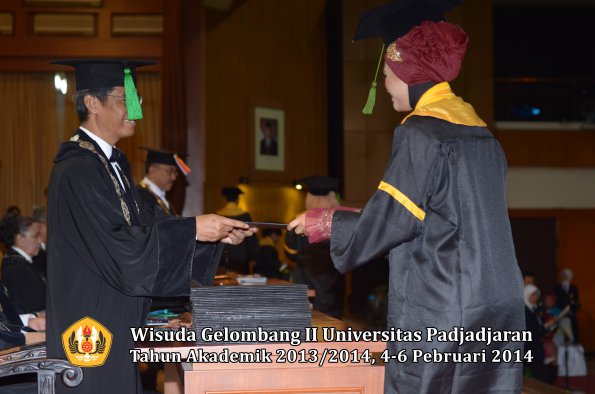 wisuda-unpad-gel-ii-ta-2013_2014-fakultas-kedokteran-oleh-dekan-166