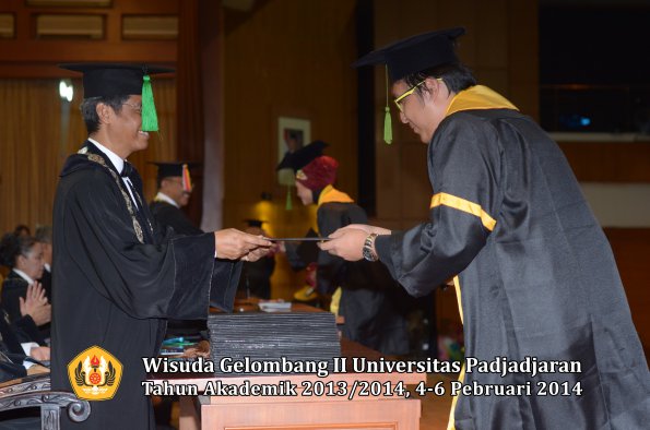 wisuda-unpad-gel-ii-ta-2013_2014-fakultas-kedokteran-oleh-dekan-167