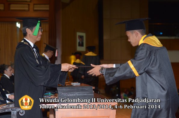 wisuda-unpad-gel-ii-ta-2013_2014-fakultas-kedokteran-oleh-dekan-168