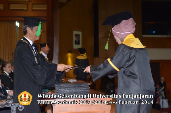 wisuda-unpad-gel-ii-ta-2013_2014-fakultas-kedokteran-oleh-dekan-169