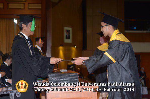 wisuda-unpad-gel-ii-ta-2013_2014-fakultas-kedokteran-oleh-dekan-170