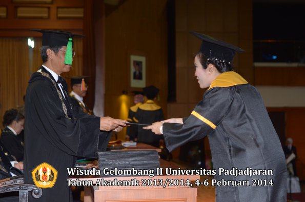 wisuda-unpad-gel-ii-ta-2013_2014-fakultas-kedokteran-oleh-dekan-171