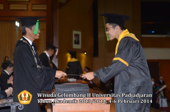 wisuda-unpad-gel-ii-ta-2013_2014-fakultas-kedokteran-oleh-dekan-172