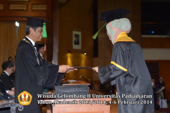 wisuda-unpad-gel-ii-ta-2013_2014-fakultas-kedokteran-oleh-dekan-173