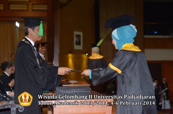 wisuda-unpad-gel-ii-ta-2013_2014-fakultas-kedokteran-oleh-dekan-174