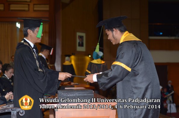 wisuda-unpad-gel-ii-ta-2013_2014-fakultas-kedokteran-oleh-dekan-175