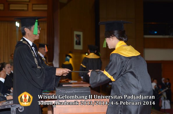 wisuda-unpad-gel-ii-ta-2013_2014-fakultas-kedokteran-oleh-dekan-176