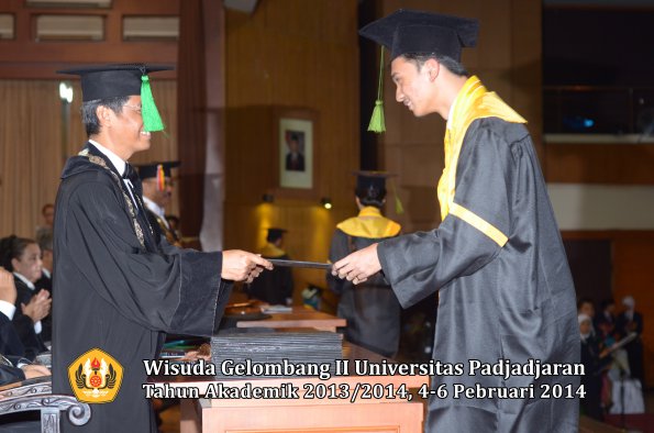 wisuda-unpad-gel-ii-ta-2013_2014-fakultas-kedokteran-oleh-dekan-177