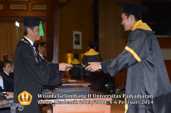 wisuda-unpad-gel-ii-ta-2013_2014-fakultas-kedokteran-oleh-dekan-178