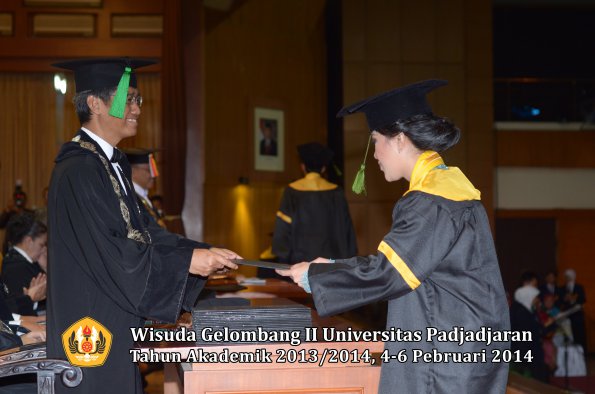 wisuda-unpad-gel-ii-ta-2013_2014-fakultas-kedokteran-oleh-dekan-179