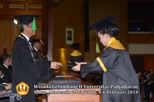 wisuda-unpad-gel-ii-ta-2013_2014-fakultas-kedokteran-oleh-dekan-180