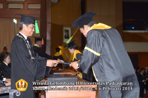 wisuda-unpad-gel-ii-ta-2013_2014-fakultas-kedokteran-oleh-dekan-181