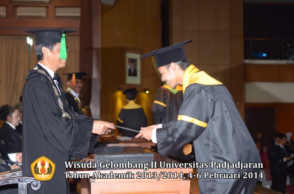 wisuda-unpad-gel-ii-ta-2013_2014-fakultas-kedokteran-oleh-dekan-182