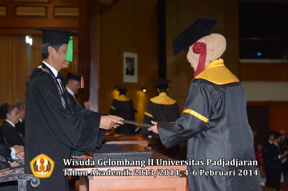 wisuda-unpad-gel-ii-ta-2013_2014-fakultas-kedokteran-oleh-dekan-183