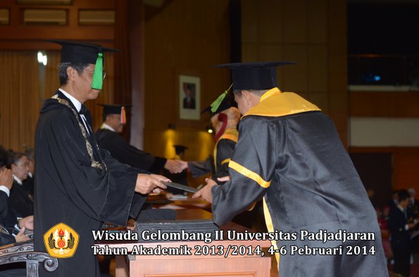 wisuda-unpad-gel-ii-ta-2013_2014-fakultas-kedokteran-oleh-dekan-184