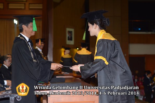 wisuda-unpad-gel-ii-ta-2013_2014-fakultas-kedokteran-oleh-dekan-185