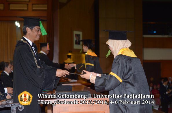 wisuda-unpad-gel-ii-ta-2013_2014-fakultas-kedokteran-oleh-dekan-186