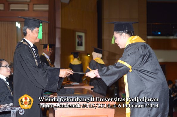 wisuda-unpad-gel-ii-ta-2013_2014-fakultas-kedokteran-oleh-dekan-187