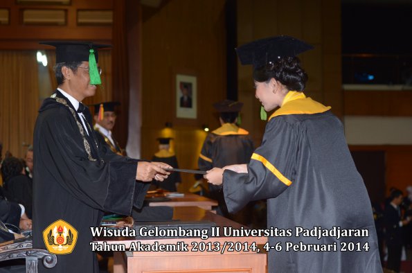 wisuda-unpad-gel-ii-ta-2013_2014-fakultas-kedokteran-oleh-dekan-188