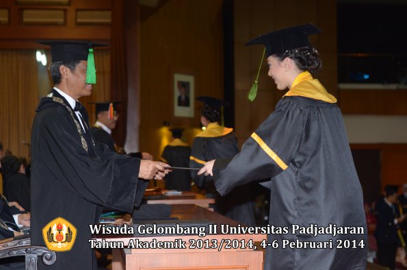 wisuda-unpad-gel-ii-ta-2013_2014-fakultas-kedokteran-oleh-dekan-189