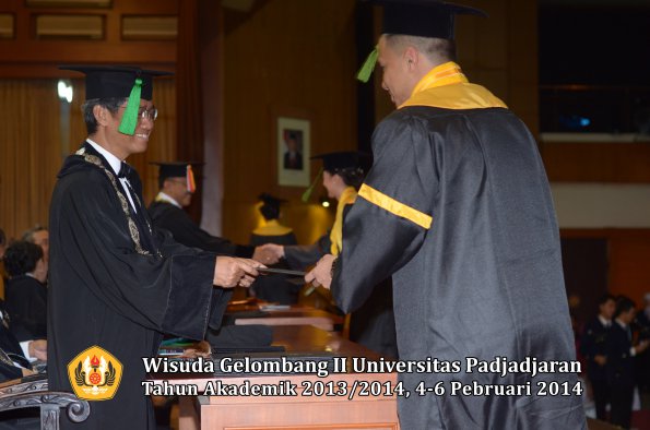 wisuda-unpad-gel-ii-ta-2013_2014-fakultas-kedokteran-oleh-dekan-190