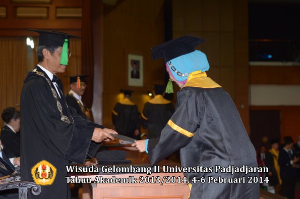 wisuda-unpad-gel-ii-ta-2013_2014-fakultas-kedokteran-oleh-dekan-192