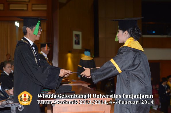 wisuda-unpad-gel-ii-ta-2013_2014-fakultas-kedokteran-oleh-dekan-193