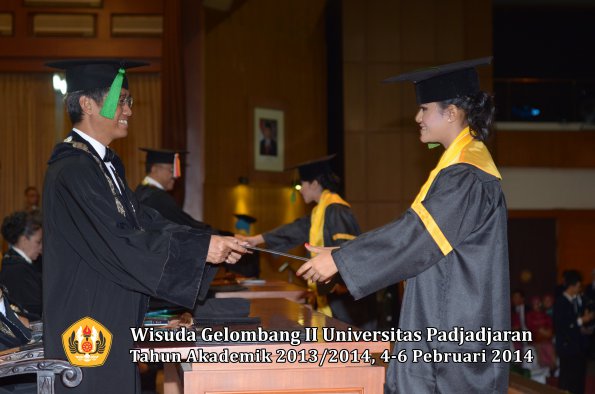 wisuda-unpad-gel-ii-ta-2013_2014-fakultas-kedokteran-oleh-dekan-194