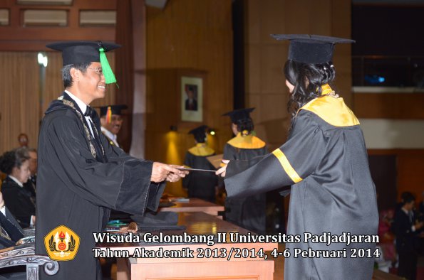 wisuda-unpad-gel-ii-ta-2013_2014-fakultas-kedokteran-oleh-dekan-195