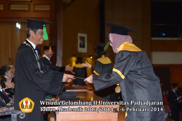 wisuda-unpad-gel-ii-ta-2013_2014-fakultas-kedokteran-oleh-dekan-196