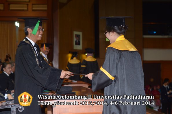 wisuda-unpad-gel-ii-ta-2013_2014-fakultas-kedokteran-oleh-dekan-197